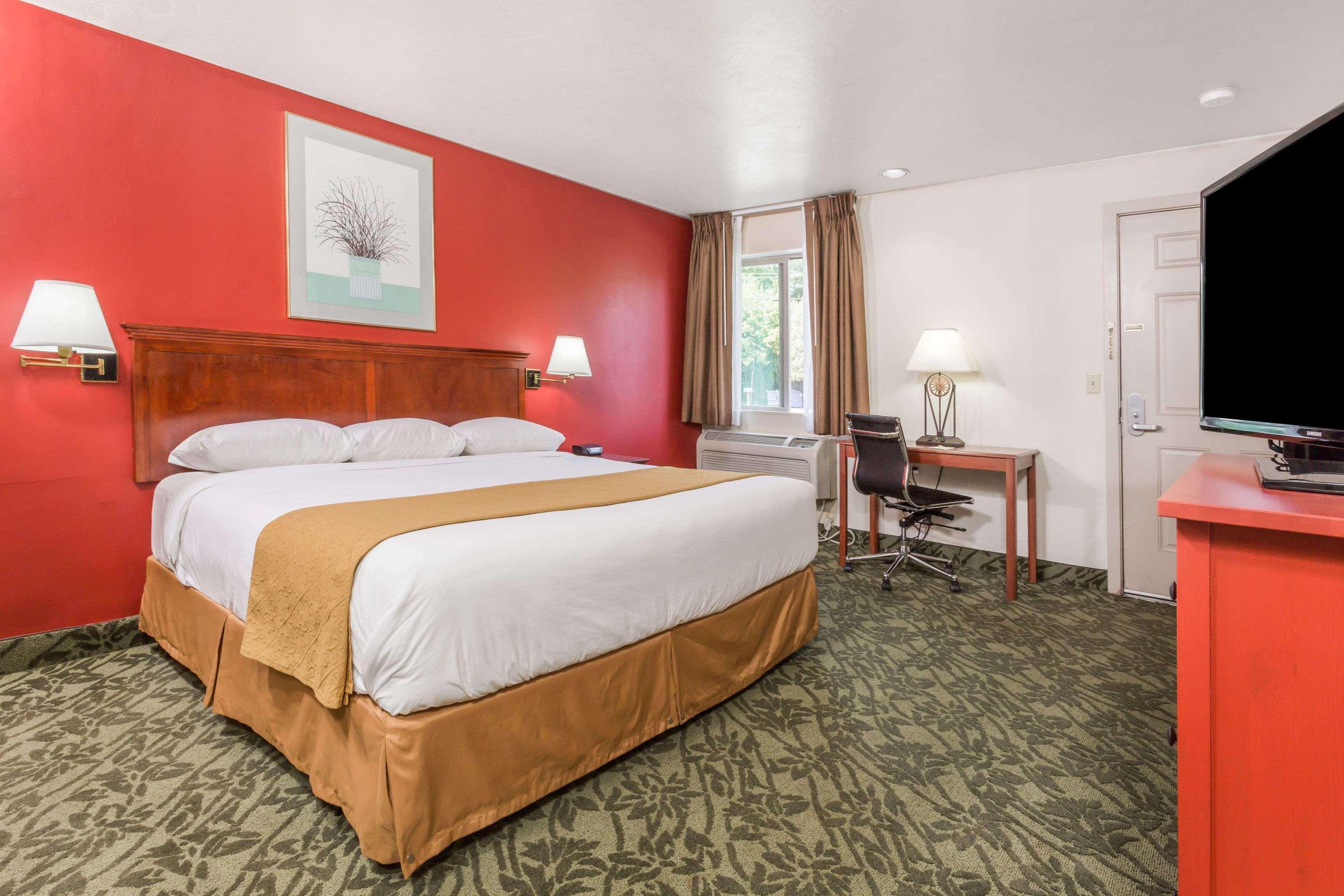 Days Inn By Wyndham Eugene Downtown/University Екстериор снимка