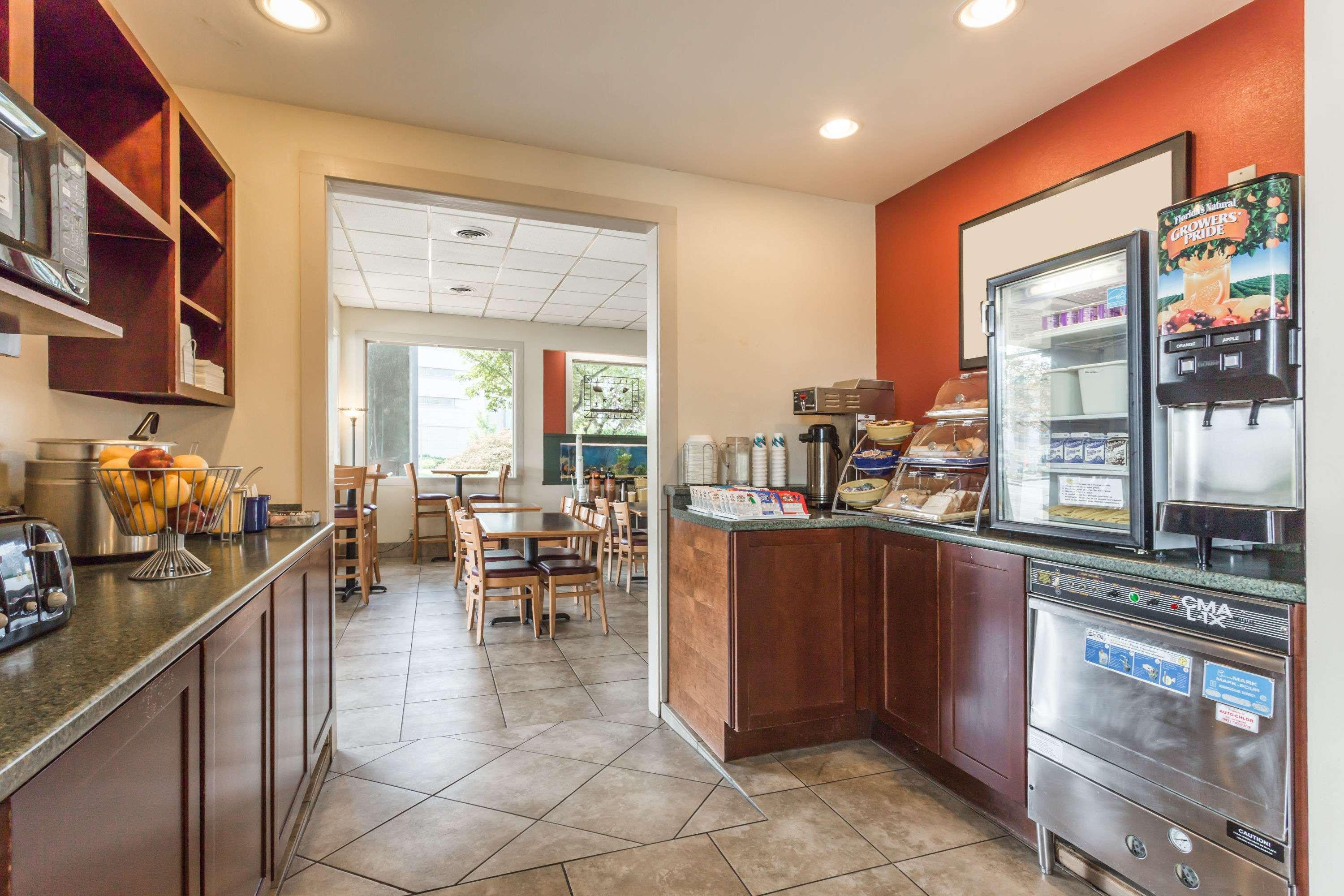 Days Inn By Wyndham Eugene Downtown/University Екстериор снимка