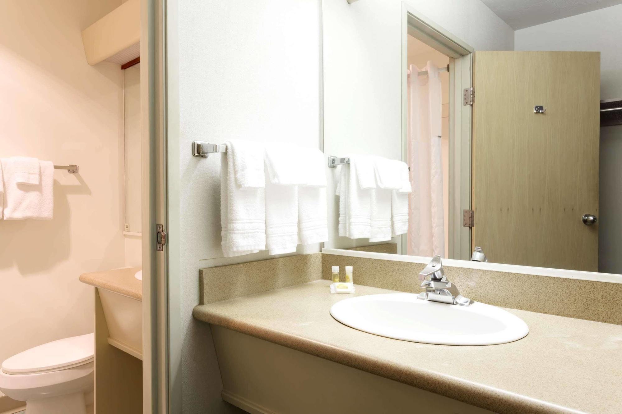Days Inn By Wyndham Eugene Downtown/University Екстериор снимка